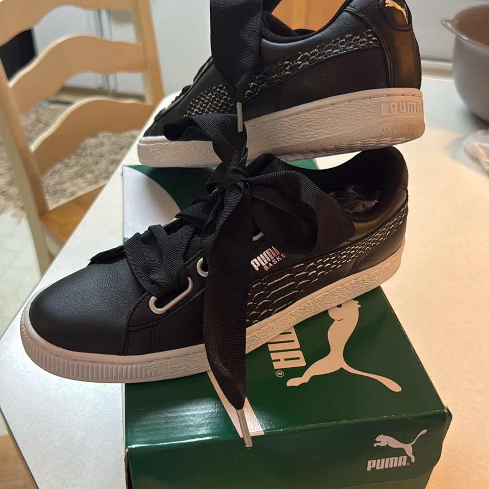 Black Puma sneakers with bow laces